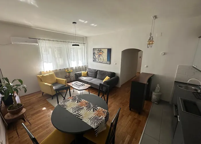 Ira\'S Square 2 Bedroom Apartment Free Parking