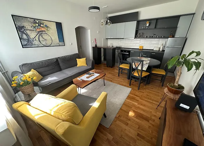 Ira\'S Square 2 Bedroom Apartment Free Parking