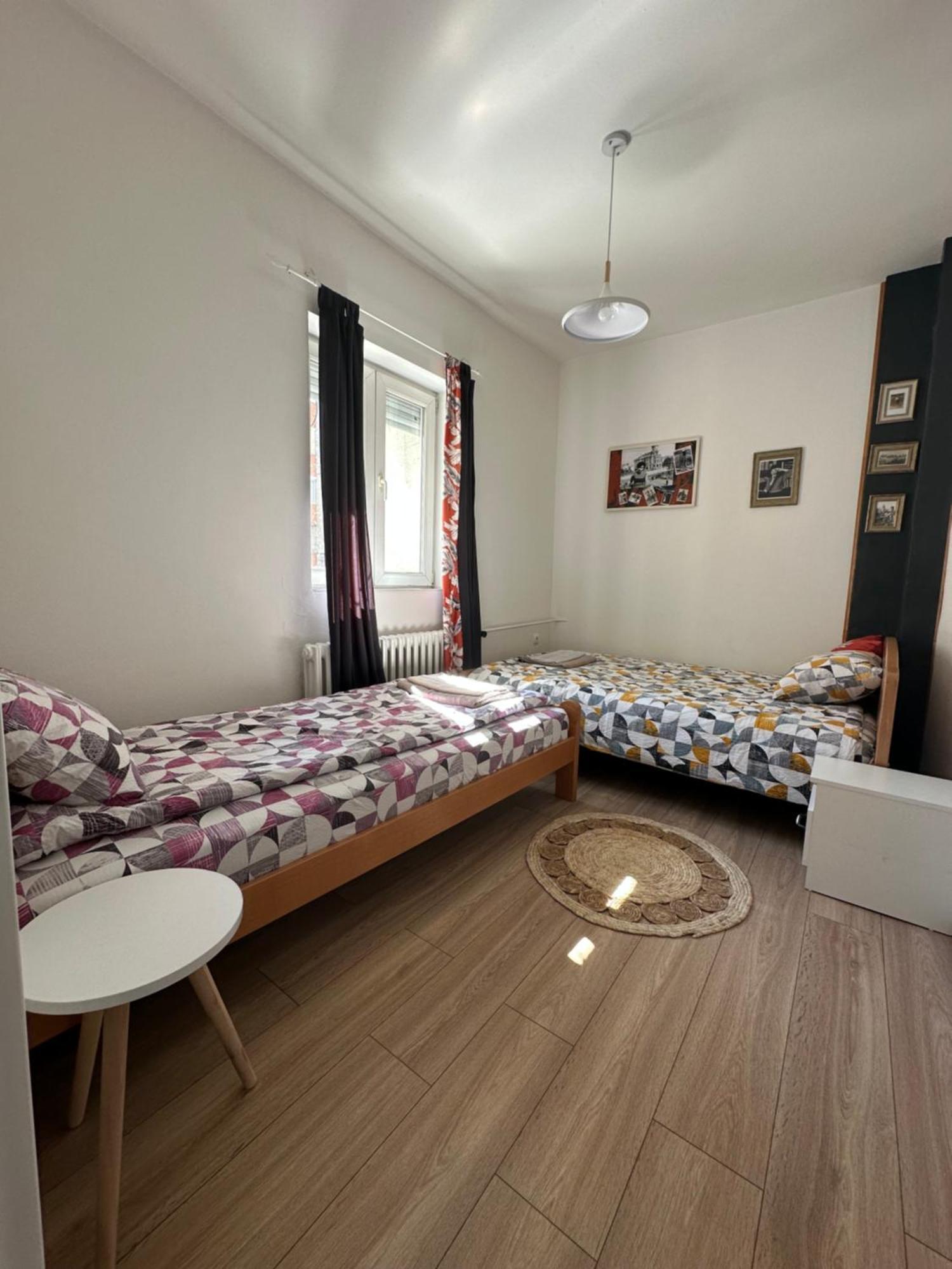 Ira's Square 2 Bedroom Free Parking Apartment *